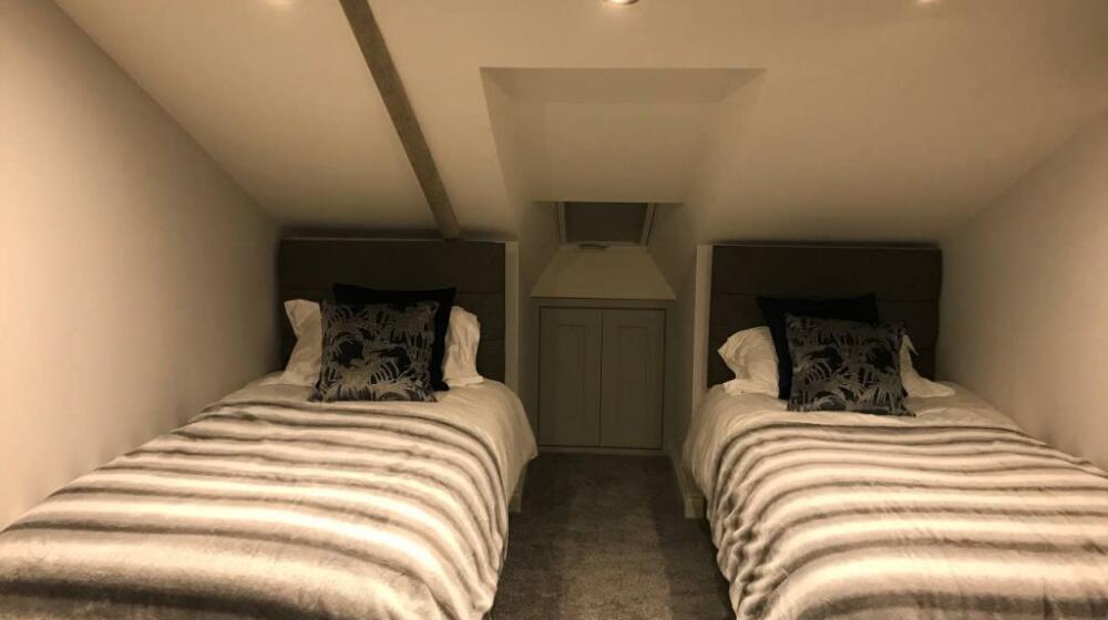 Fairchilds Barn self catering twin room