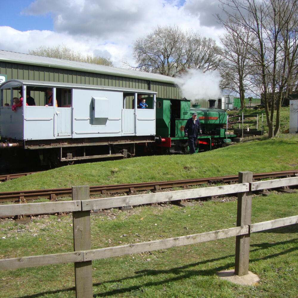 The_Rutlander_Train_pauses_at_the_platform_1302243191-scaled